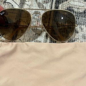 Like new Ray Ban Aviators in Matte gold